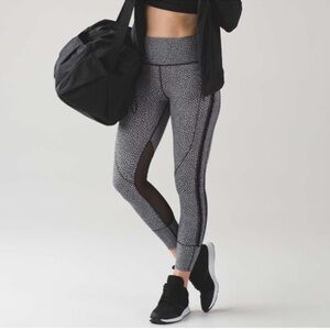 Lululemon Hit It 7/8 Tight (25") Frozen Fizz White Black / Black Size 4